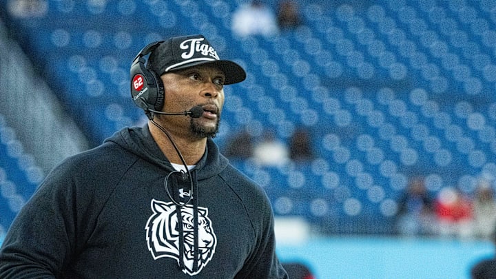 Eddie George of Tennessee State, a former Bears camp assistant, will be interviewed for Bears head coach according to a report by Jay Glazer.