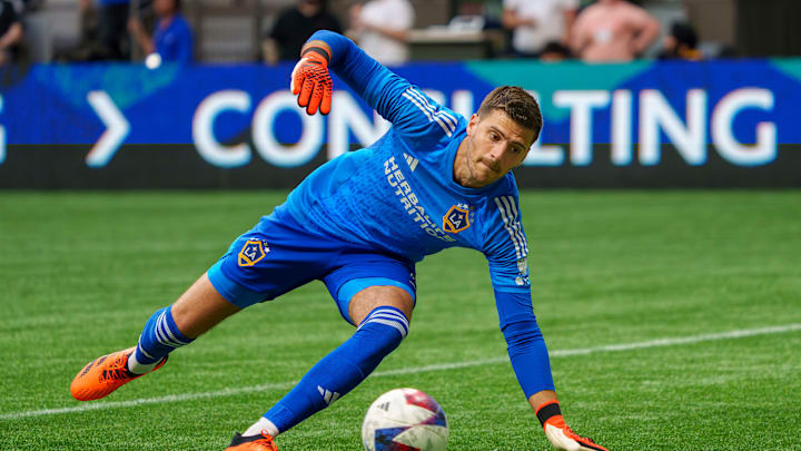 Former LA Galaxy goalkeeper Jonathan Bond has completed his move to Watford FC, a team that competes in the EFL Championship (ENG 2).