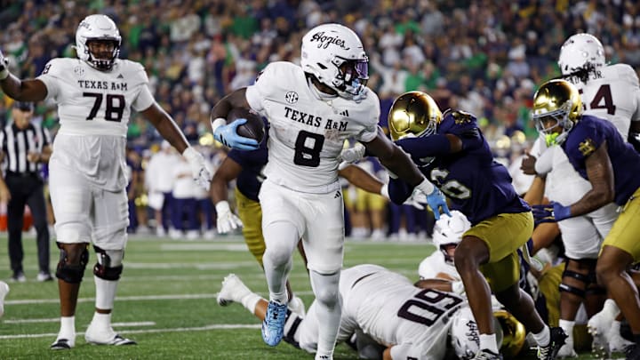 Sep 13, 2025; South Bend, Indiana, USA; Texas A&M Aggies running back Le'Veon Moss (8) runs the ball during the second half against the Notre Dame Fighting Irish at Notre Dame Stadium. Mandatory Credit: Michael Caterina-Imagn Images Sep 13, 2025; South Bend, Indiana, USA; Texas A&M Aggies running back Le'Veon Moss (8) runs the ball during the second half against the Notre Dame Fighting Irish at Notre Dame Stadium. Mandatory Credit: Michael Caterina-Imagn Images