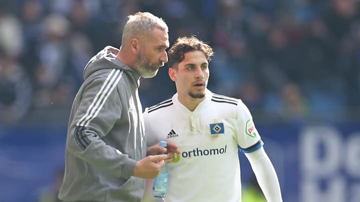 Wartet mit seiner Mannschaft seit fünf Ligaspielen auf einen Sieg: Tim Walter (l.) 