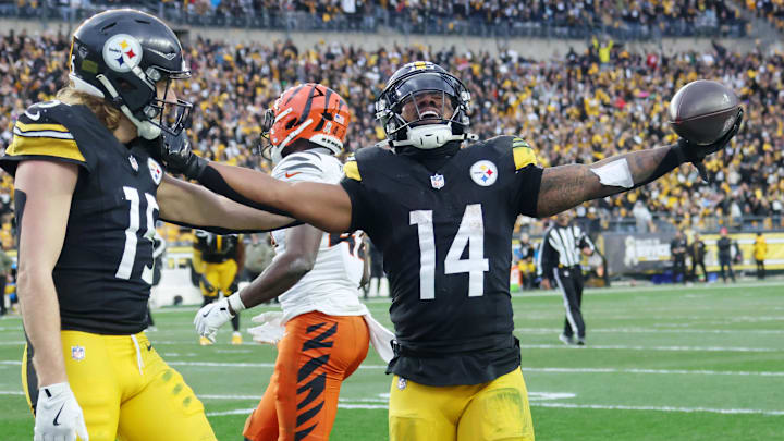 Nov 16, 2025; Pittsburgh, Pennsylvania, USA; Pittsburgh Steelers running back Kenneth Gainwell (14) reacts after a play against the Cincinnati Bengals during the second half at Acrisure Stadium. Nov 16, 2025; Pittsburgh, Pennsylvania, USA; Pittsburgh Steelers running back Kenneth Gainwell (14) reacts after a play against the Cincinnati Bengals during the second half at Acrisure Stadium.