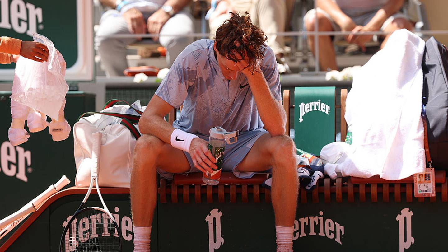 Jannik Sinner Knocked Out of French Open in Stunning Upset by Juan Manuel Cerundolo