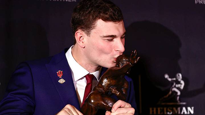 Fernando Mendoza con la estatuilla más preciada del futbol americano colegial: el trofeo Heisman. Fernando Mendoza con la estatuilla más preciada del futbol americano colegial: el trofeo Heisman.