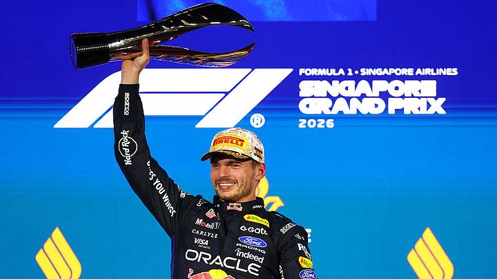 El piloto neerlandés Max Verstappen celebra en el podio con el trofeo tras ganar el Gran Premio de Singapur de Fórmula 1 El piloto neerlandés Max Verstappen celebra en el podio con el trofeo tras ganar el Gran Premio de Singapur de Fórmula 1