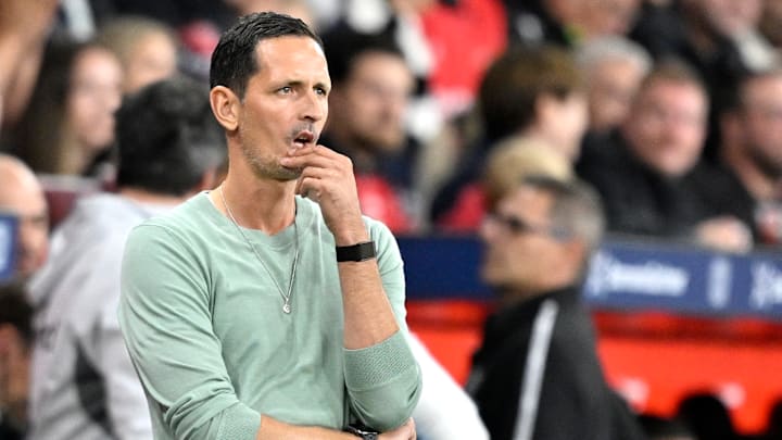 Dino Toppmöller am Seitenrand in Leverkusen Dino Toppmöller am Seitenrand in Leverkusen