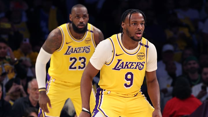 LeBron y Bronny James en el juego de Los Angeles Lakers vs.  Minnesota Timberwolves