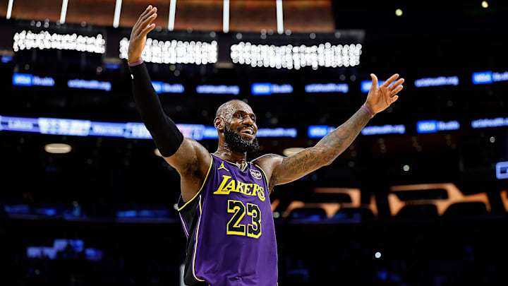 Los Lakers vencieron a los Warriors en la jornada del jueves de la NBA con otra actuación histórica de LeBron James