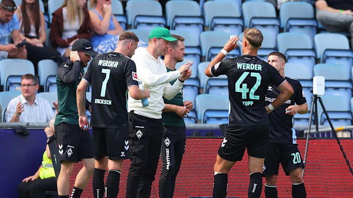 Werder-Coach Ole Werner (m.) gibt Anweisungen an seine Spieler Werder-Coach Ole Werner (m.) gibt Anweisungen an seine Spieler