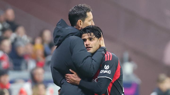 Toppmöller herzt Dahoud bei dessen Auswechslung Toppmöller herzt Dahoud bei dessen Auswechslung