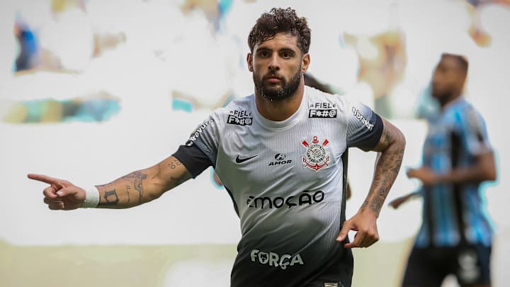 Centroavante terminou o ano como artilheiro do país