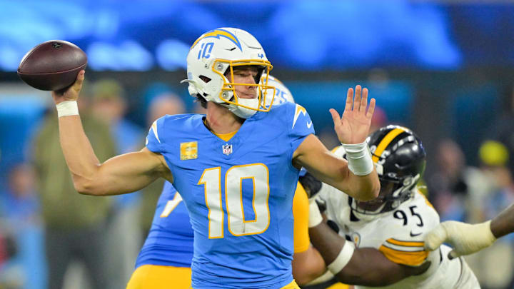 Chargers quarterback Justin Herbert threw for 220 yards in a 25–10 win over the Steelers.