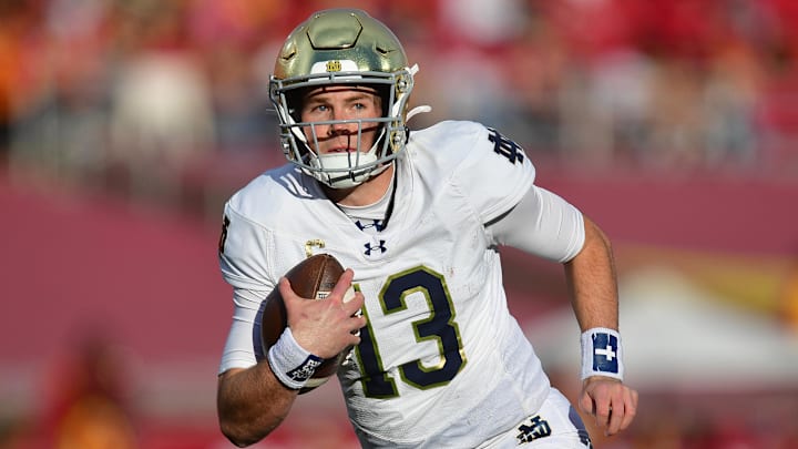 Notre Dame Fighting Irish quarterback Riley Leonard (13)