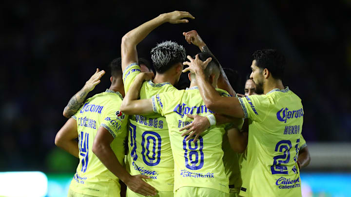 Jugadores del América celebran un gol ante Mazatlán.