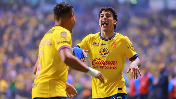 El estadounidense Alejandro Zendejas festeja el gol de la remontada con Jonathan Dos Santos.