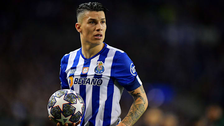 Mateus Uribe quer defender o Flamengo, que busca volante para Vítor Pereira.