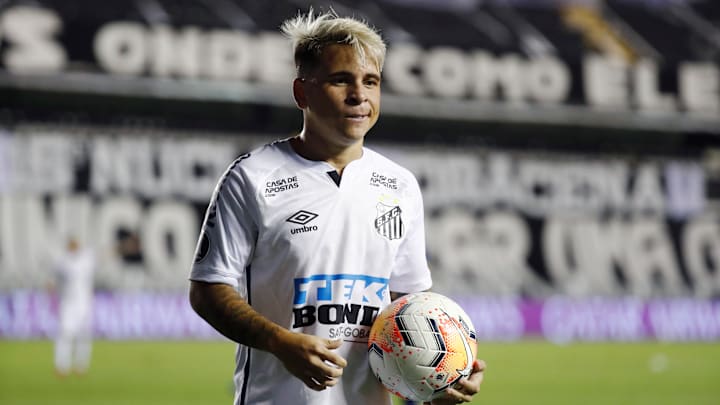 Afastado por indisciplina, Soteldo tem o futuro incerto no Santos. Afastado por indisciplina, Soteldo tem o futuro incerto no Santos.