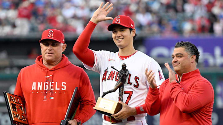 Phil Nevin, el manager de los Angelinos de los Angeles junto a Shohei Ohtani y Perry Minasian, gerente general del equipo