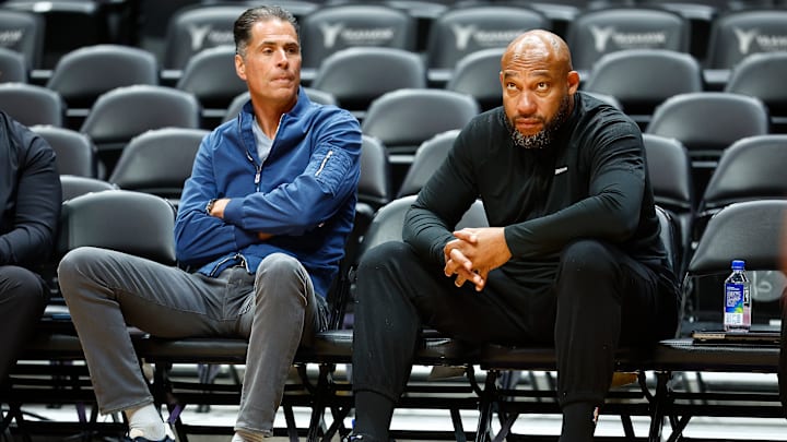 El gerente general de Los Angeles Lakers, Rob Pelinka, y el entrenador Darvin Ham no han podido dar con la tecla en esta temporada