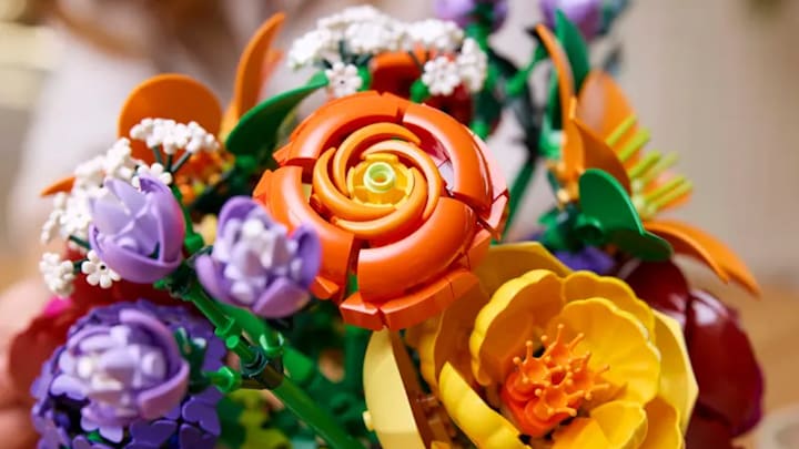 This flower arrangement LEGO set is made of 1161 pieces.