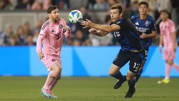 Lionel Messi y Dave Romney durante el transcurso del encuentro