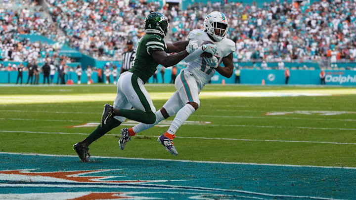 Miami Dolphins wide receiver Jaylen Waddle (17) makes a catch for the two point conversion during the second half against the New York Jets at Hard Rock Stadium.