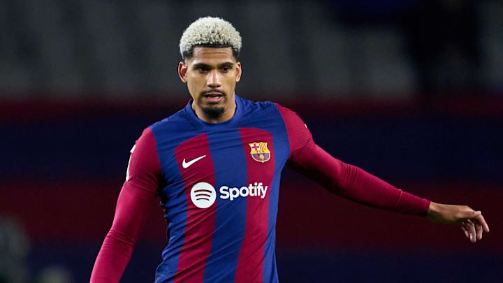 Ronald Araújo pode retornar antes ao Barcelona antes de clássico contra o Atlético de Madrid