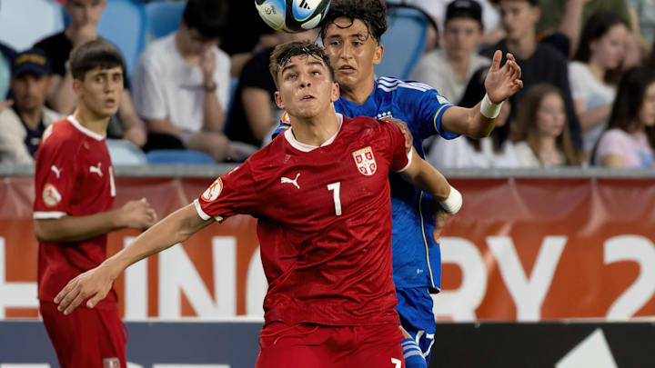 Mihajlo Cvetkovic (vorne) im serbischen Trikot