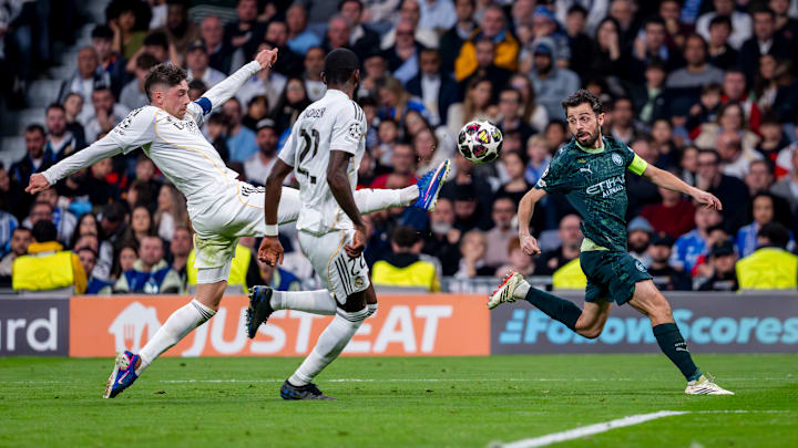 Federico Valverde (links im Bild) verzauberte das Bernabeu mit einem lupenreinen Hattrick