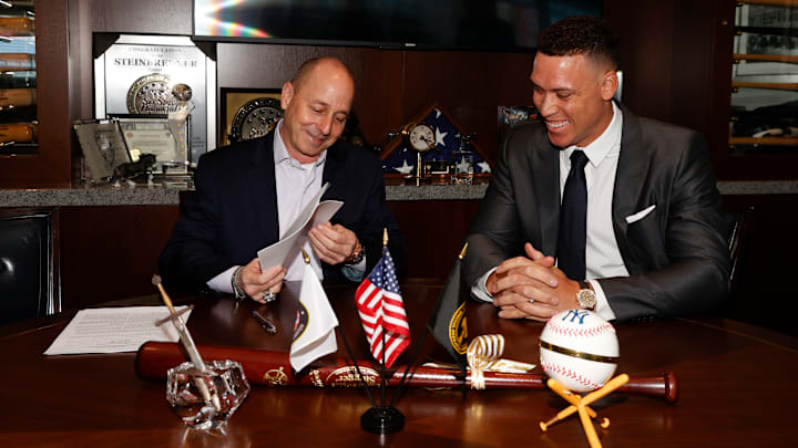 Aaron Judge y Brian Cashman en la firma de su extensión de contrato