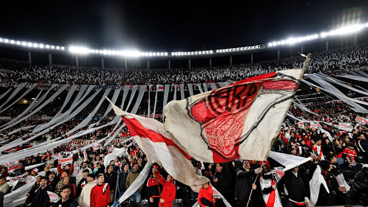 FBL-ARG-RIVER-RACING