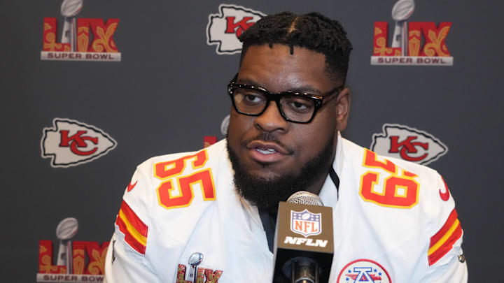 Ngày 5 tháng 2 năm 2025; New Orleans, LA, Hoa Kỳ; Cầu thủ bảo vệ Trey Smith (65) của Kansas City Chiefs trong buổi họp báo trước trận Siêu cúp LIX tại New Orleans Marriott. Tín dụng bắt buộc: Kirby Lee-Imagn Images