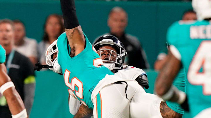 Tennessee Titans wide receiver DeAndre Hopkins (10) receives a pass past Miami Dolphins cornerback