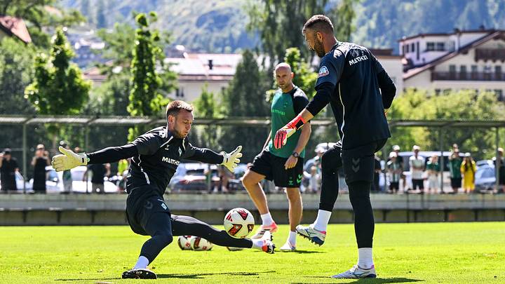 Karl Hein (l.) mit Werders Nr. 3 Markus Kolke und Christian Vander im Hintergrund Karl Hein (l.) mit Werders Nr. 3 Markus Kolke und Christian Vander im Hintergrund