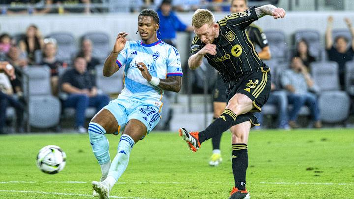 Lewis O'Brien dispara ante la mirada de su rival