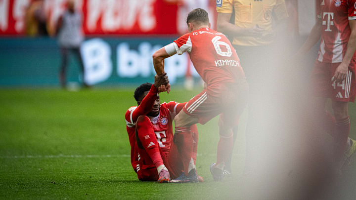FC Bayern-Star Alphonso Davies am Boden FC Bayern-Star Alphonso Davies am Boden