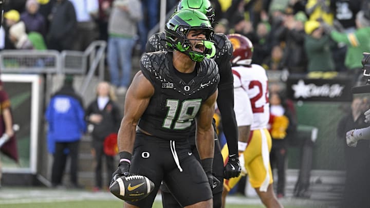 Nov 22, 2025; Eugene, Oregon, USA; Oregon Ducks tight end Kenyon Sadiq (18) celebrates against the Southern California Trojans during the second half at Autzen Stadium. Mandatory Credit: Troy Wayrynen-Imagn Images Nov 22, 2025; Eugene, Oregon, USA; Oregon Ducks tight end Kenyon Sadiq (18) celebrates against the Southern California Trojans during the second half at Autzen Stadium. Mandatory Credit: Troy Wayrynen-Imagn Images