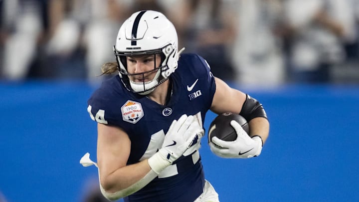 Dec 31, 2024; Glendale, AZ, USA; Penn State Nittany Lions tight end Tyler Warren (44) against the Boise State Broncos in the Fiesta Bowl at State Farm Stadium. 