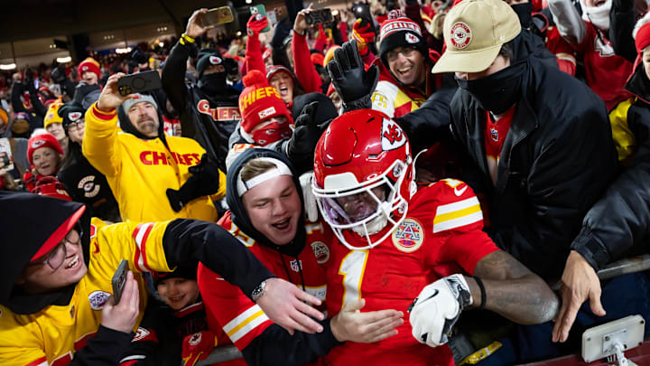 Jan 26, 2025; Kansas City, MO, USA; Kansas City Chiefs wide receiver Xavier Worthy (1) celebrate with fans after a touchdown against the Buffalo Bills during the first half in the AFC Championship game at GEHA Field at Arrowhead Stadium. Mandatory Credit: Mark J. Rebilas-Imagn Images Jan 26, 2025; Kansas City, MO, USA; Kansas City Chiefs wide receiver Xavier Worthy (1) celebrate with fans after a touchdown against the Buffalo Bills during the first half in the AFC Championship game at GEHA Field at Arrowhead Stadium. Mandatory Credit: Mark J. Rebilas-Imagn Images