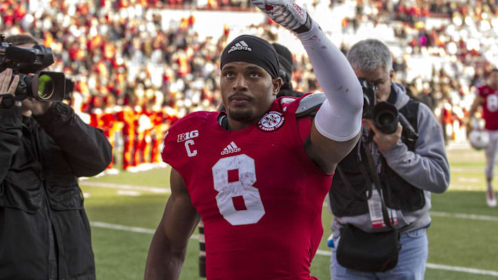 Nebraska Cornhuskers running back Ameer Abdullah (8) waves