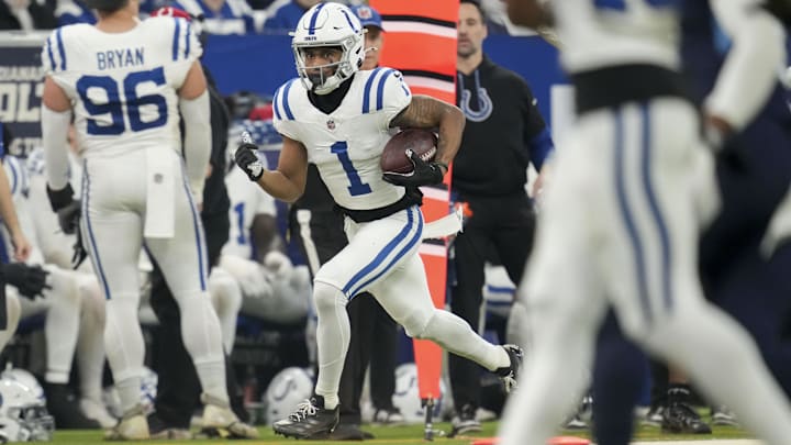 Dec 22, 2024; Indianapolis, Indiana, USA; Indianapolis Colts wide receiver Josh Downs (1) rushes the ball during a game against the Tennessee Titan at Lucas Oil Stadium. Mandatory Credit: Christine Tannous/USA Today Network via Imagn Images Dec 22, 2024; Indianapolis, Indiana, USA; Indianapolis Colts wide receiver Josh Downs (1) rushes the ball during a game against the Tennessee Titan at Lucas Oil Stadium. Mandatory Credit: Christine Tannous/USA Today Network via Imagn Images