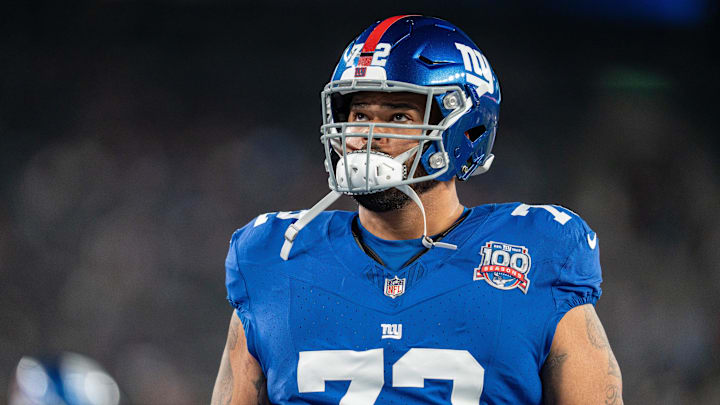 Sep 26, 2024; East Rutherford, NJ, US; New York Giants tackle Jermaine Eluemunor (72) warms up during pre-game at MetLife Stadium.  