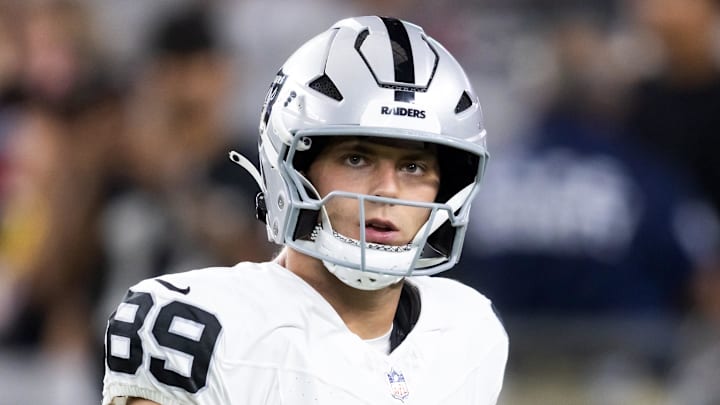 Aug 23, 2025; Glendale, Arizona, USA; Las Vegas Raiders tight end Brock Bowers (89) against the Arizona Cardinals during a preseason NFL game at State Farm Stadium. Mandatory Credit: Mark J. Rebilas-Imagn Images Aug 23, 2025; Glendale, Arizona, USA; Las Vegas Raiders tight end Brock Bowers (89) against the Arizona Cardinals during a preseason NFL game at State Farm Stadium. Mandatory Credit: Mark J. Rebilas-Imagn Images
