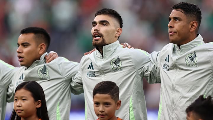 Charly Rodríguez, Johan Vásquez y Luis Romo durante un duelo de la selección mexicana en la Copa América