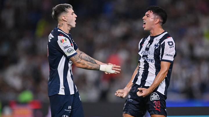 Luca Orellano y 'Corcho' Rodríguez festejan el último tanto