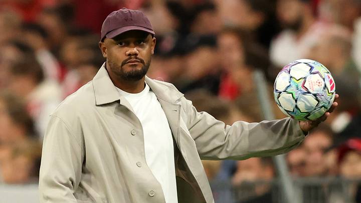 Bayern-Trainer Vincent Kompany mit dem ikonischen Champions-League-Ball
