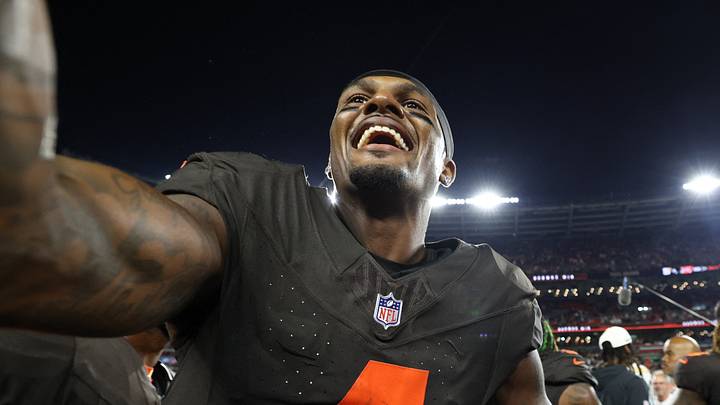 Cleveland Browns quarterback Deshaun Watson (4) celebrates