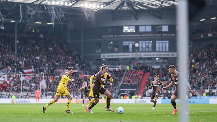 FC St. Pauli 1910 v Borussia Dortmund - Bundesliga