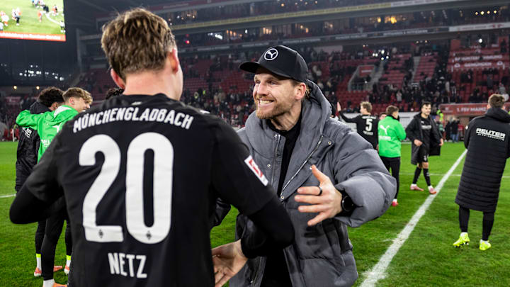 Gladbach-Coach Eugen Polanski freut sich mit Luca Netz