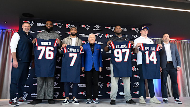 Mar 13, 2025; Foxborough, MA, USA; The New England Patriots hold a press conference at the GP Atrium at Gillette Stadium to introduce free agency additions to the team. (Left to right) New England Patriots head coach Mike Vrabel, offensive tackle Morgan Moses, cornerback Carlton Davis III, owner Robert Kraft, defensive tackle Milton Williams, linebacker Robert Spillane and executive vice president of player personnel Eliot Wolf. Mandatory Credit: Eric Canha-Imagn Images Mar 13, 2025; Foxborough, MA, USA; The New England Patriots hold a press conference at the GP Atrium at Gillette Stadium to introduce free agency additions to the team. (Left to right) New England Patriots head coach Mike Vrabel, offensive tackle Morgan Moses, cornerback Carlton Davis III, owner Robert Kraft, defensive tackle Milton Williams, linebacker Robert Spillane and executive vice president of player personnel Eliot Wolf. Mandatory Credit: Eric Canha-Imagn Images