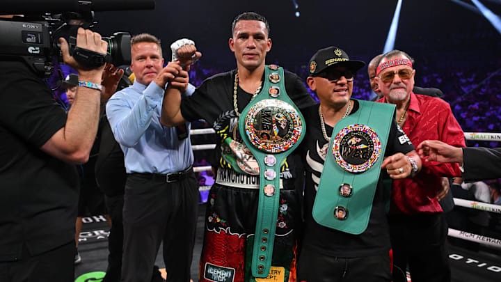 David Benavidez (center) with his WBC title after his unanimous decision win over Oleksandr Gvozdyk.